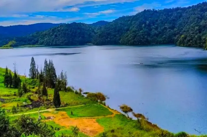 Lau Kawar Lake, a Popular Natural Tourist Attraction in Majalengka